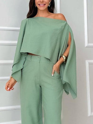 Ensemble deux pièces élégant avec cape irrégulière, chemise et pantalon