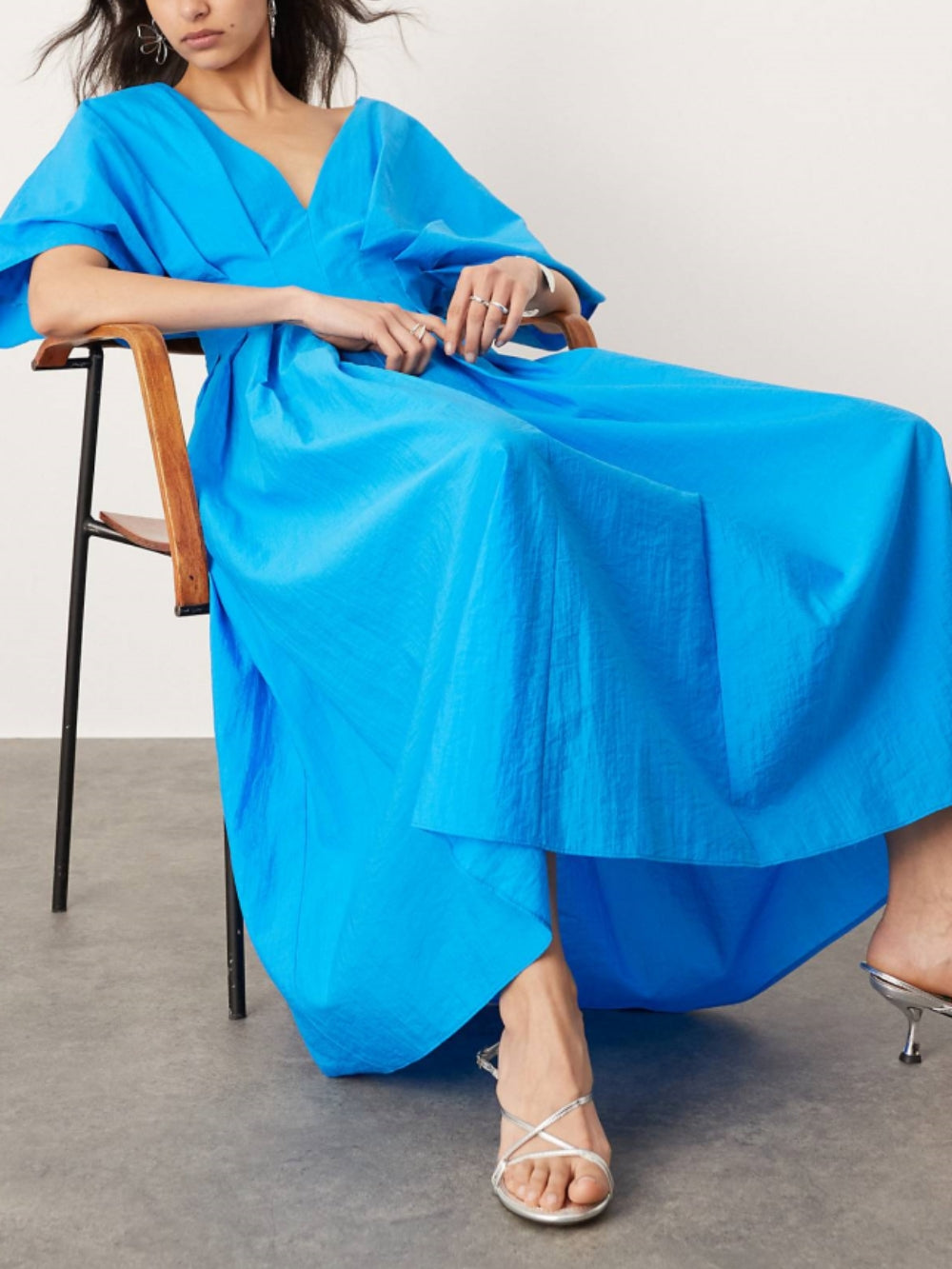 Kurzärmliges Midikleid mit V-Ausschnitt in Blau