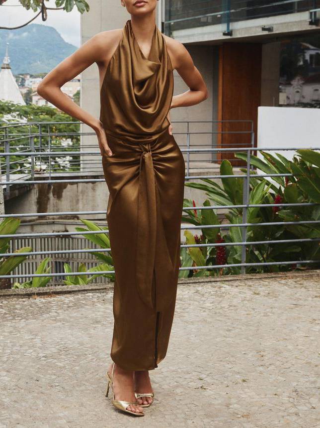 Robe fendue à col évasé