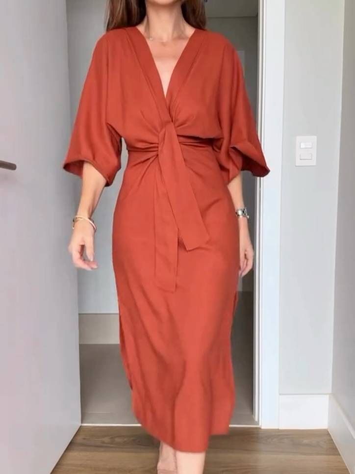 Kleid mit Fledermausärmeln und Schnürung