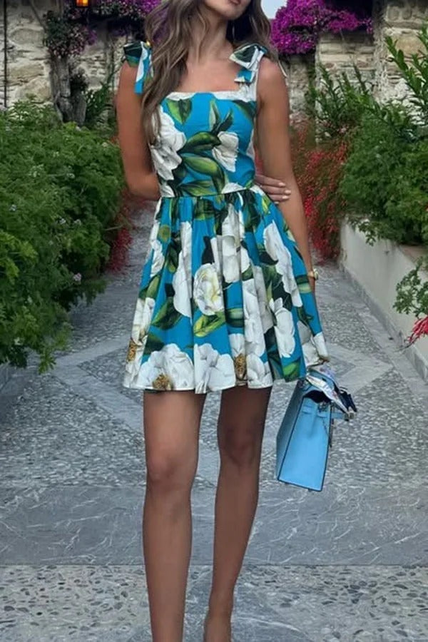 Frisches und romantisches Minikleid mit Blumenmuster, quadratischem Ausschnitt und geknoteten Trägern 
