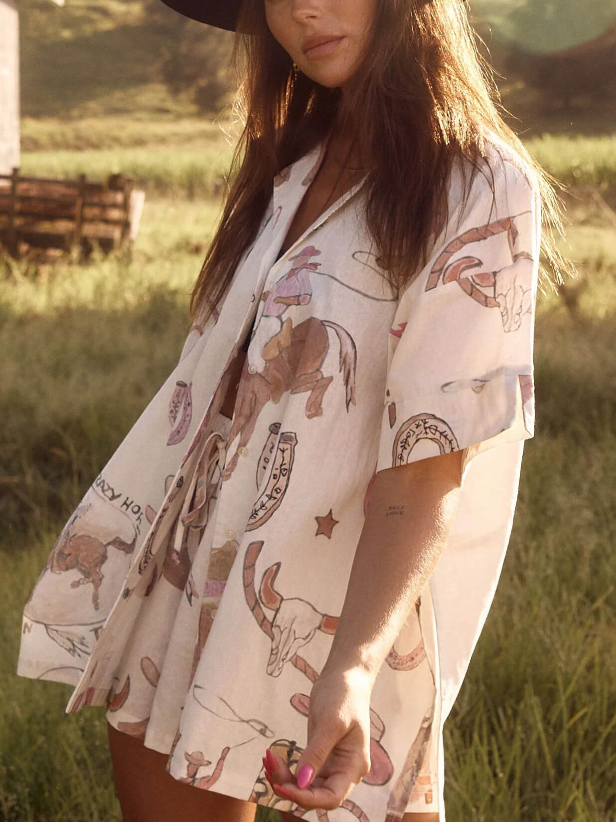 Lockeres zweiteiliges Set mit Kurzarmhemd und Shorts im Western-Print