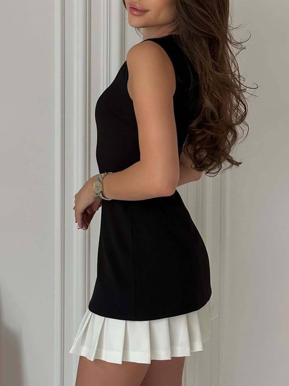 Elegantes zweifarbiges ärmelloses Minikleid mit Plissee