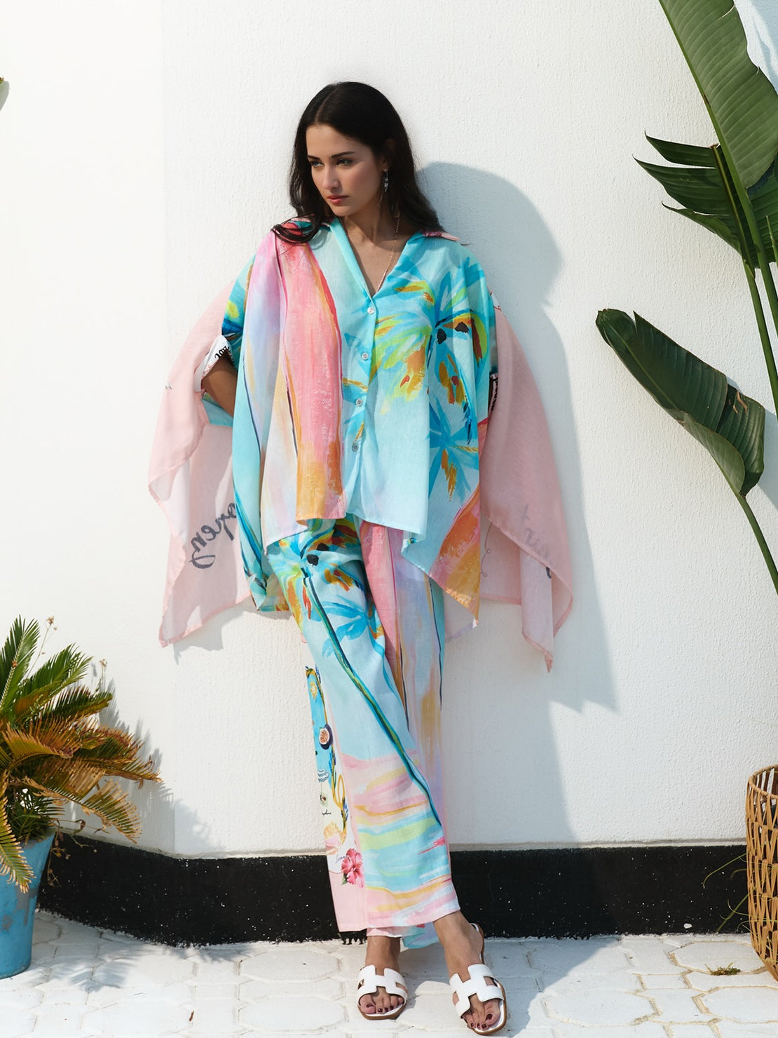 Chemise à manches chauve-souris unique avec imprimé cocotier et peinture à l'huile