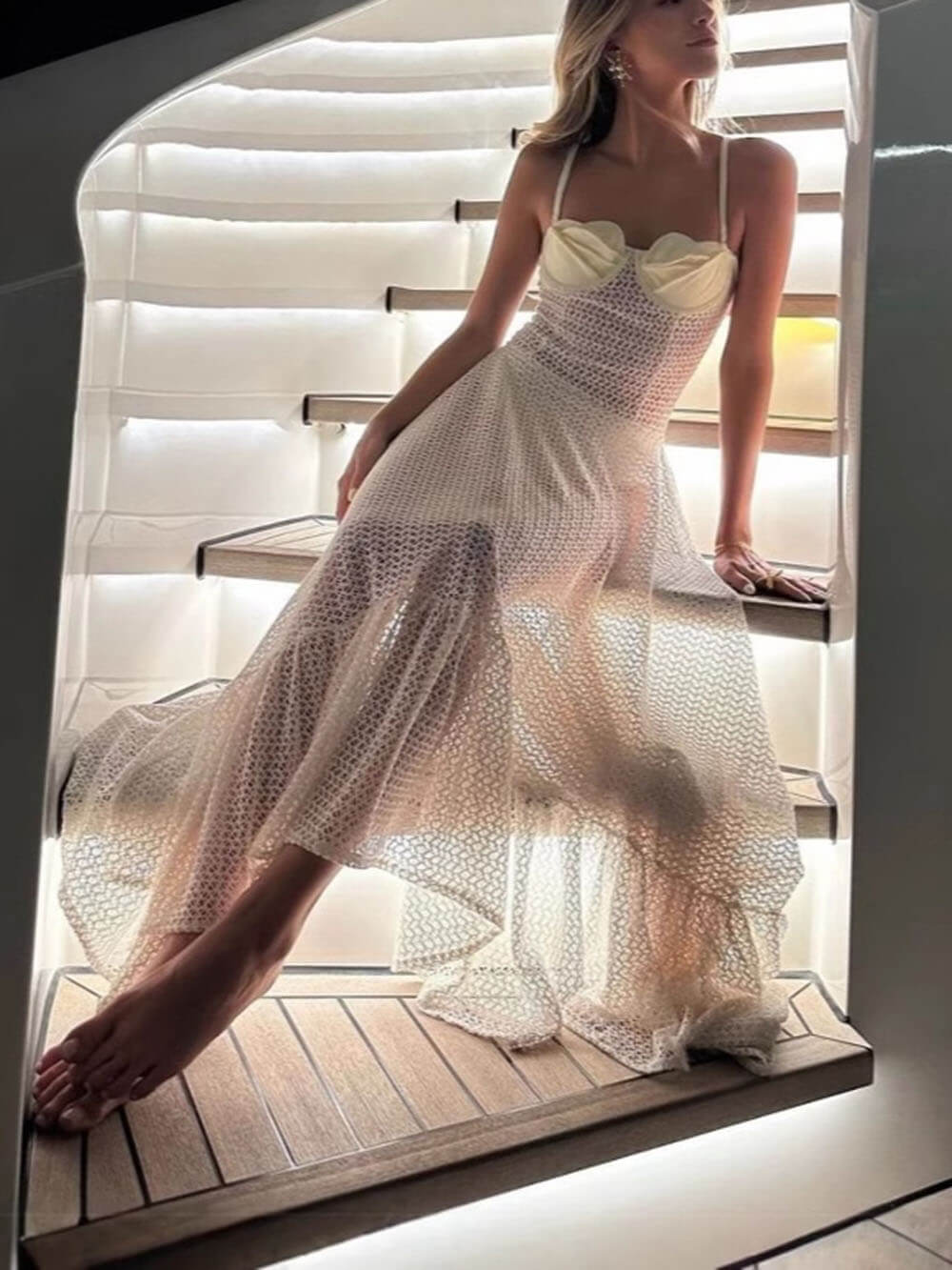 Elegantes, großes, durchsichtiges A-Linien-Kleid mit floraler Spitze und Strapsen