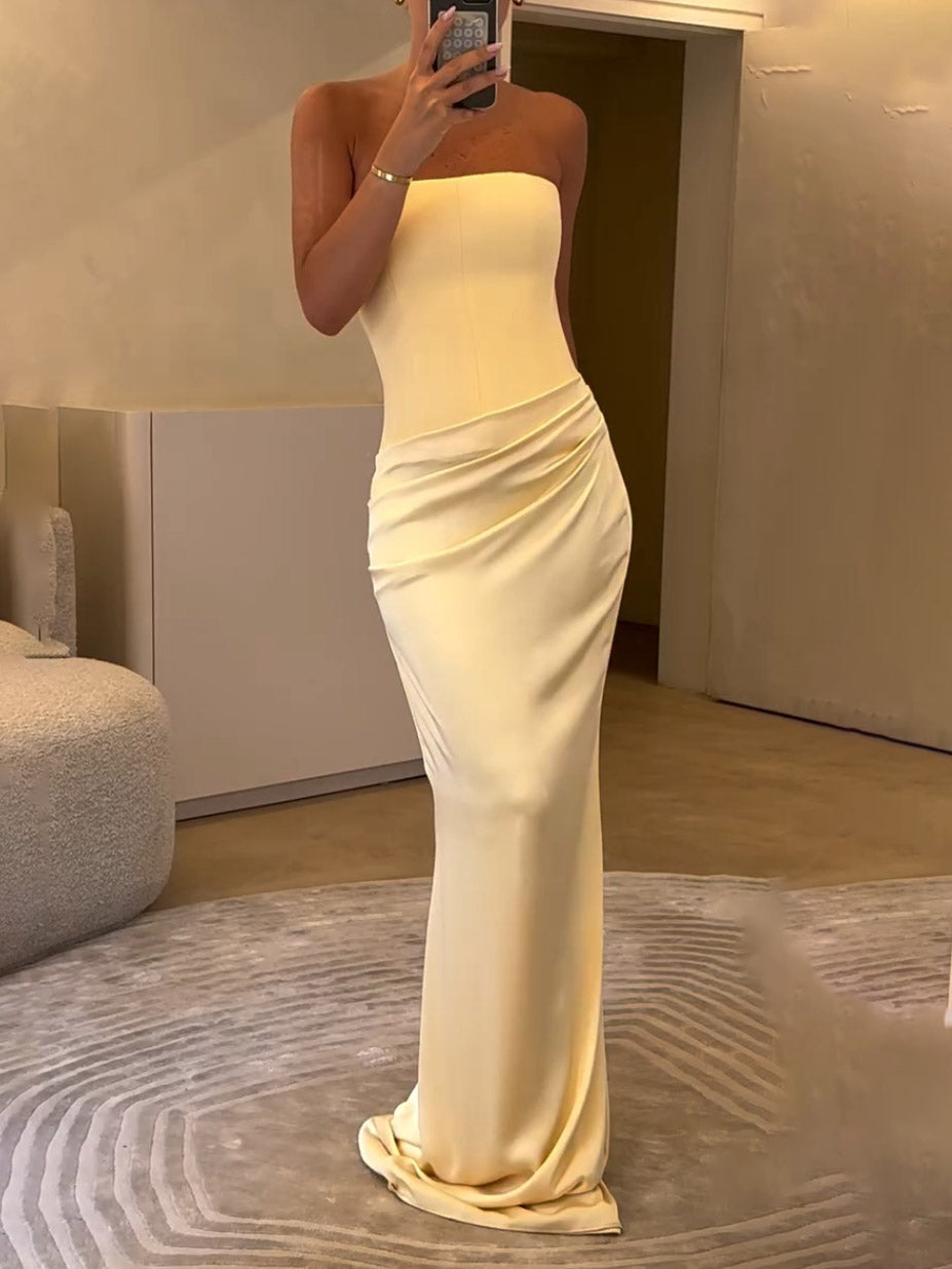 Elegantes trägerloses, drapiertes Maxikleid aus Satin