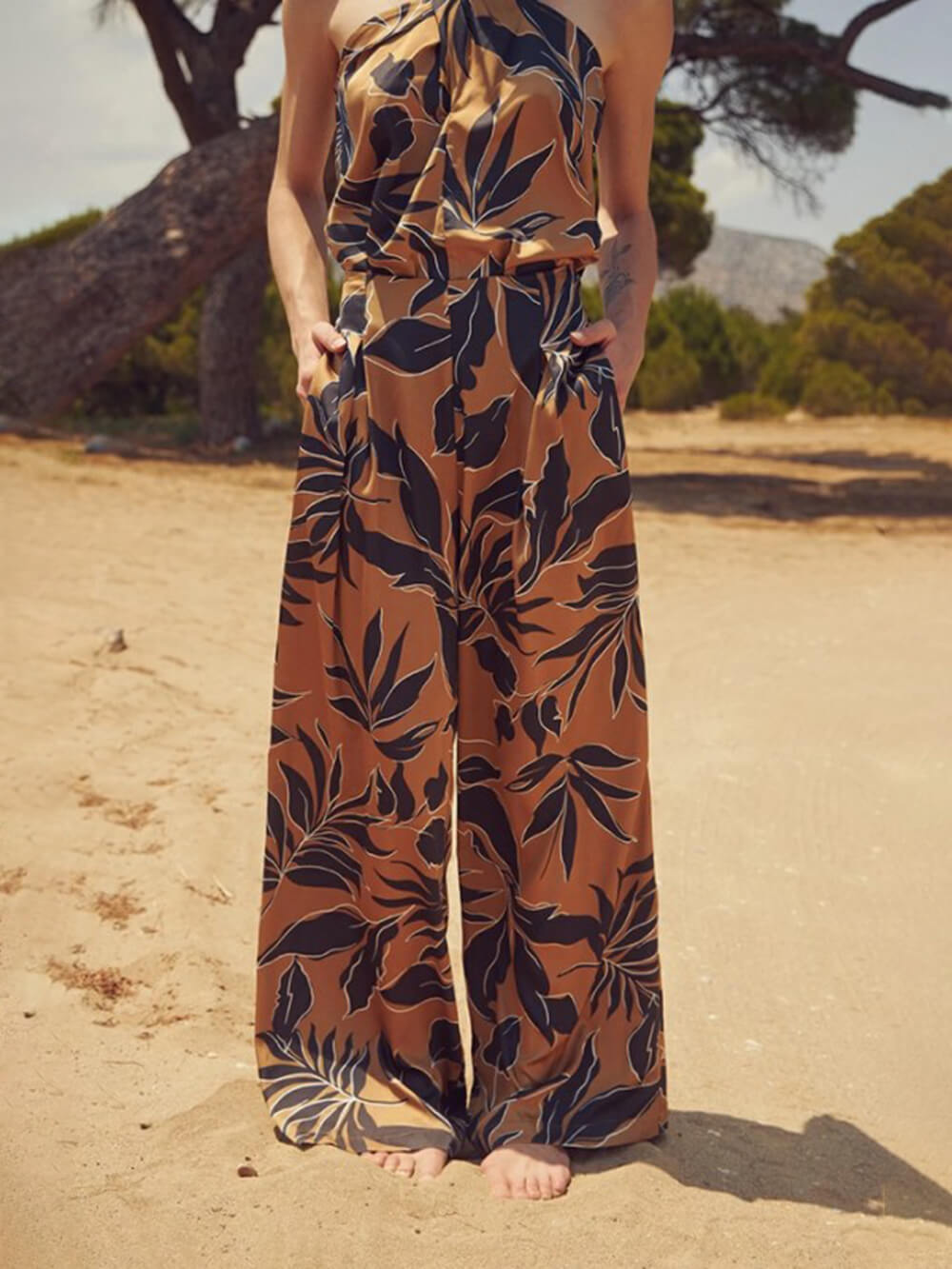 Einzigartiges tropisches Tanktop aus Satin mit Blattdruck und Kreuzausschnitt