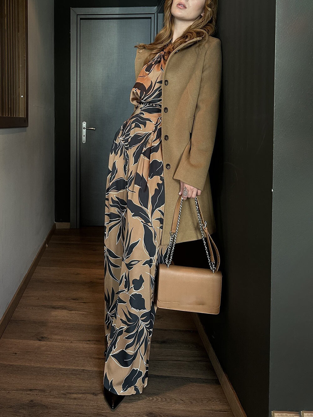 Einzigartige Hose mit weitem Bein und Plissierung in Satin mit Blattmuster und elastischer Taille