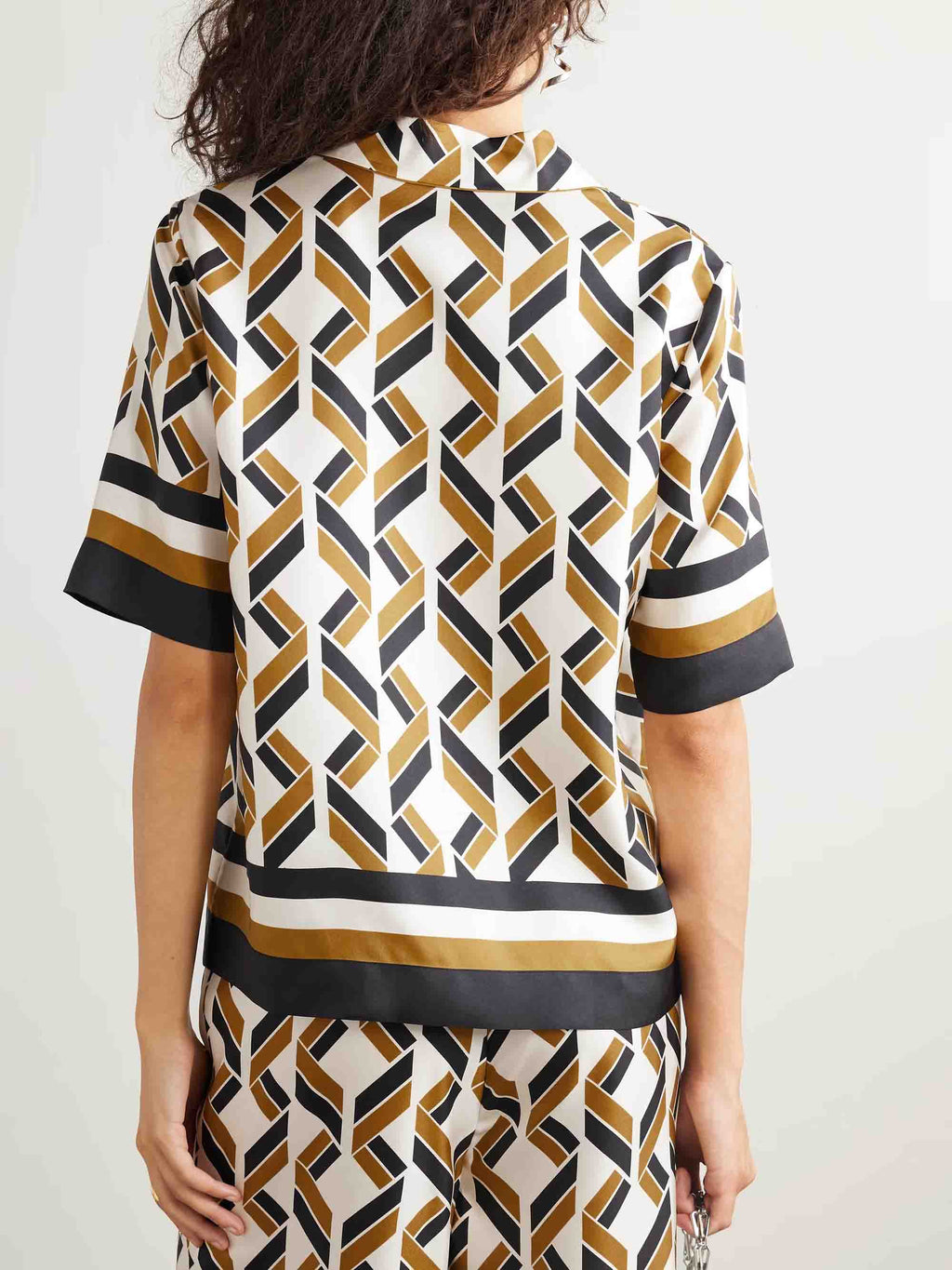 Chemise à manches courtes en satin à imprimé géométrique exquis