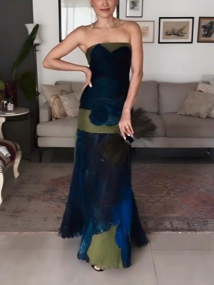 Robe longue plissée à épaules dénudées et imprimé floral pictural 