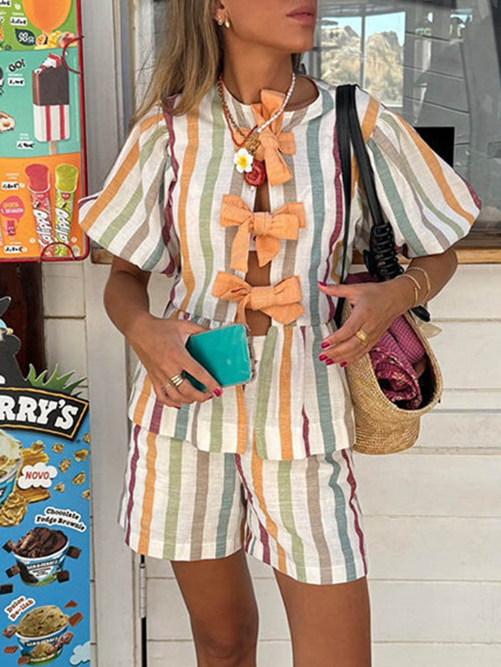 Set aus gestreiftem Oberteil mit geknoteten Puffärmeln und Shorts mit Taschen und elastischer Taille