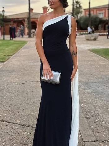 Kleid mit schrägen Schultern in Kontrastfarbe und Schleife