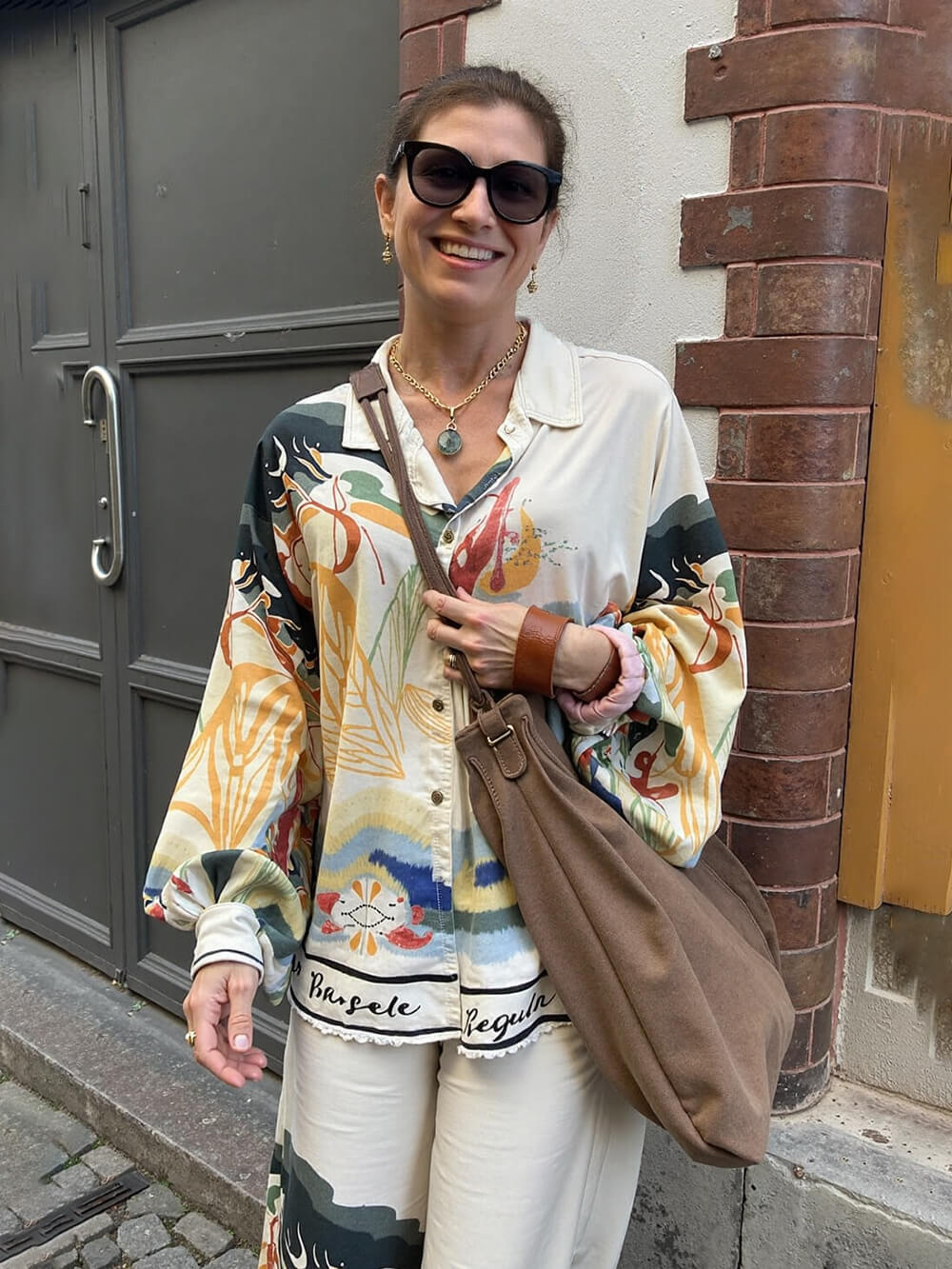 Pantalon large moderne et unique en satin avec imprimé paysage et taille élastique et poches