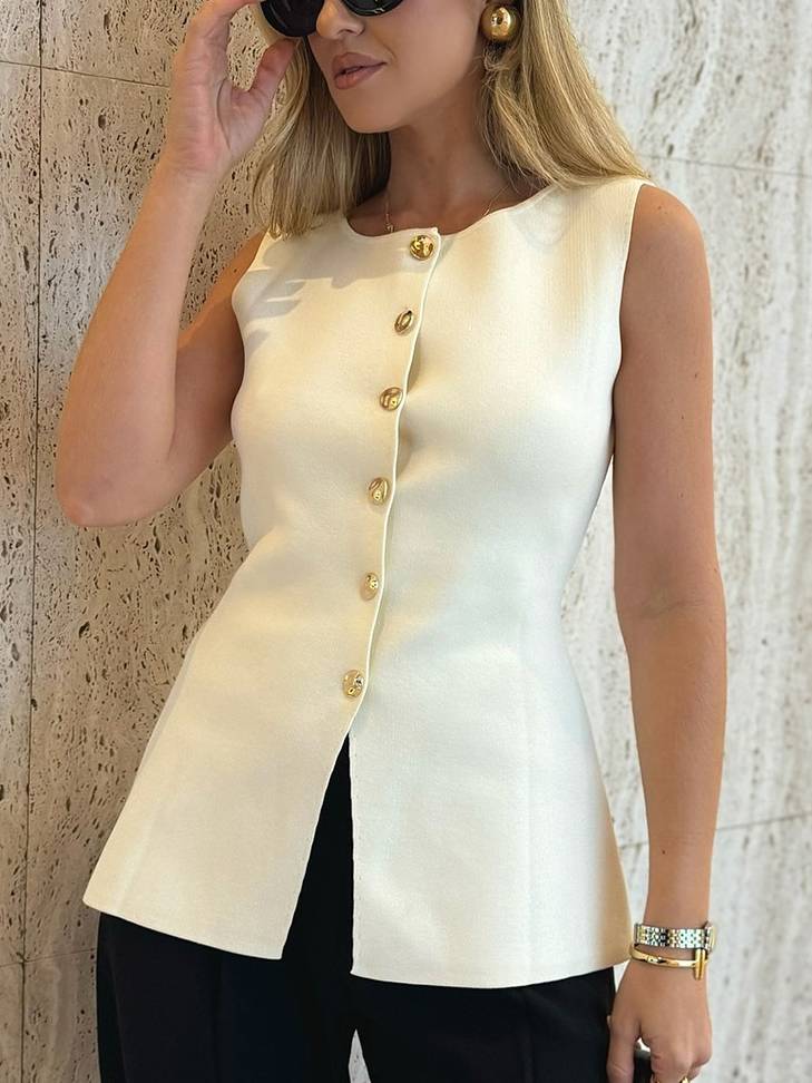 Gilet en tricot minimaliste à boucle en métal