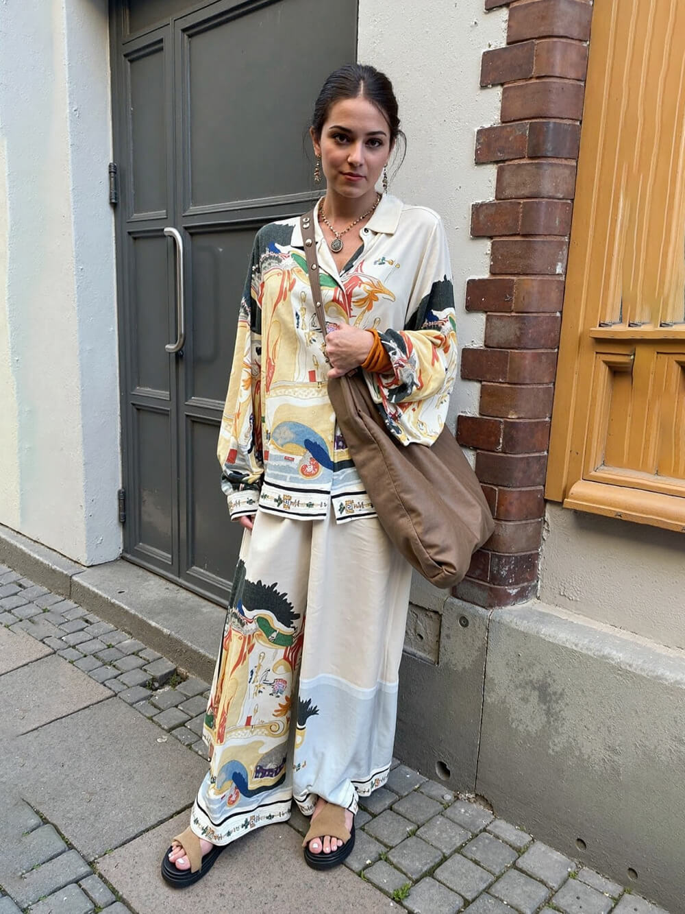 Pantalon large moderne et unique en satin avec imprimé paysage et taille élastique et poches