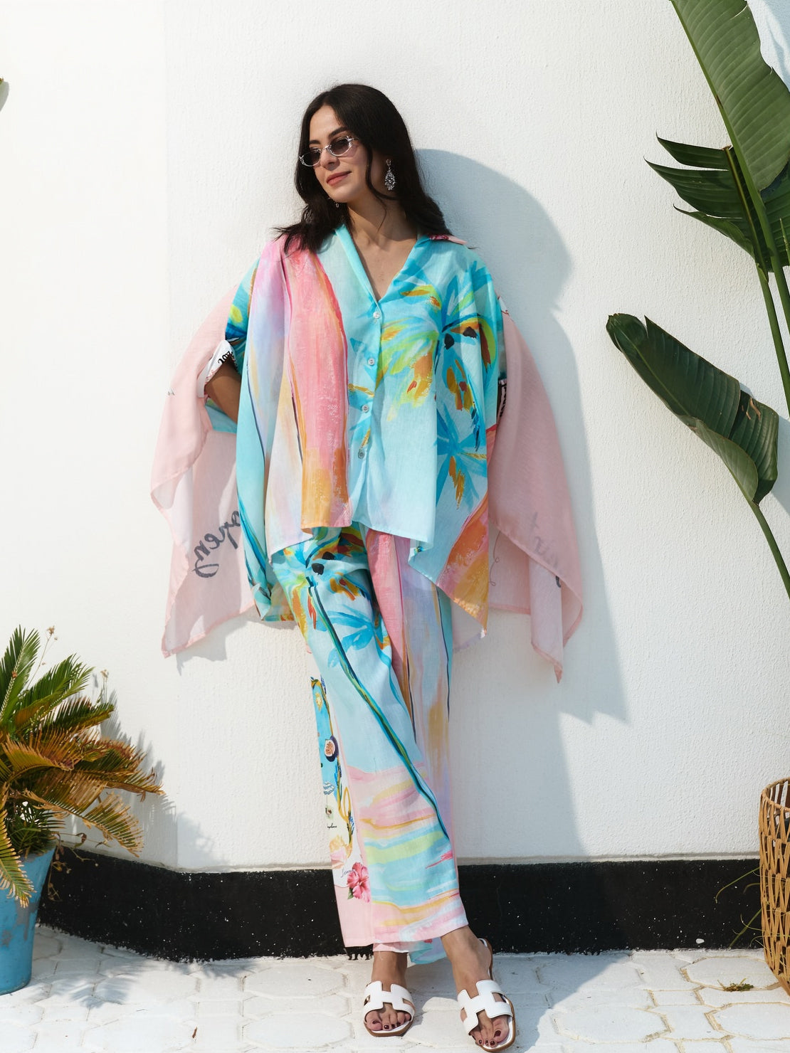 Chemise à manches chauve-souris unique avec imprimé cocotier et peinture à l'huile