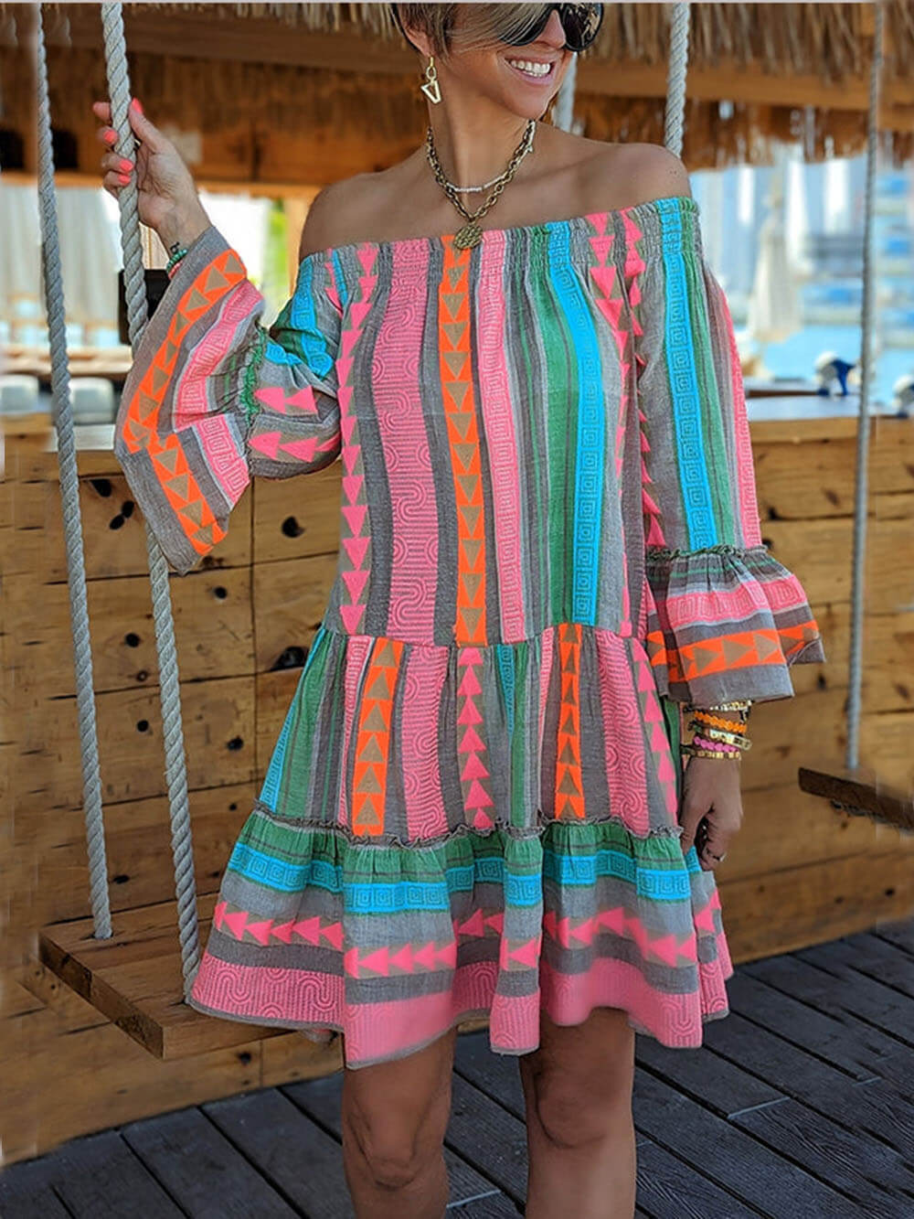 Schulterfreies, lockeres Minikleid aus Leinenmischung mit ethnischem Druck