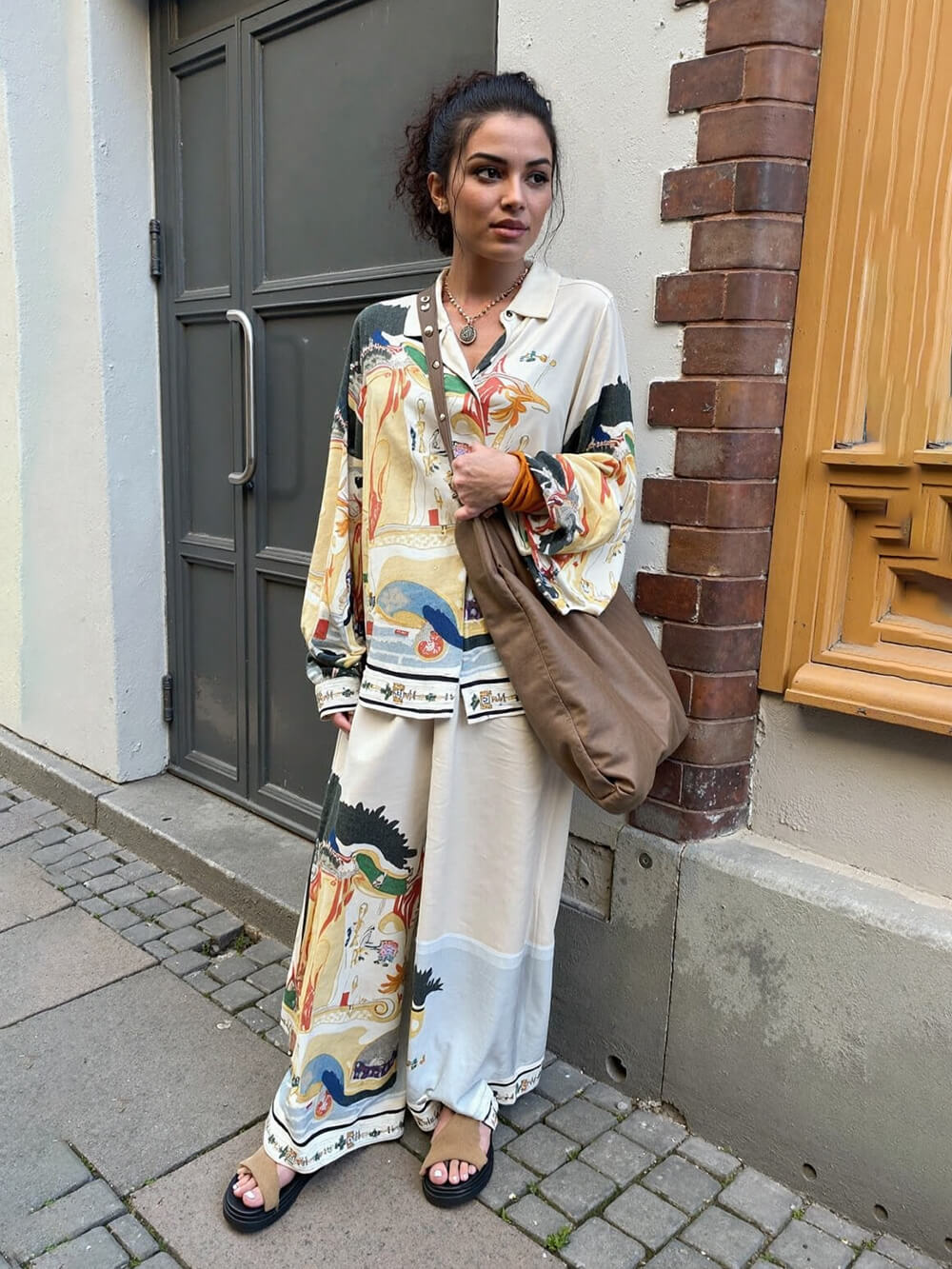 Pantalon large moderne et unique en satin avec imprimé paysage et taille élastique et poches