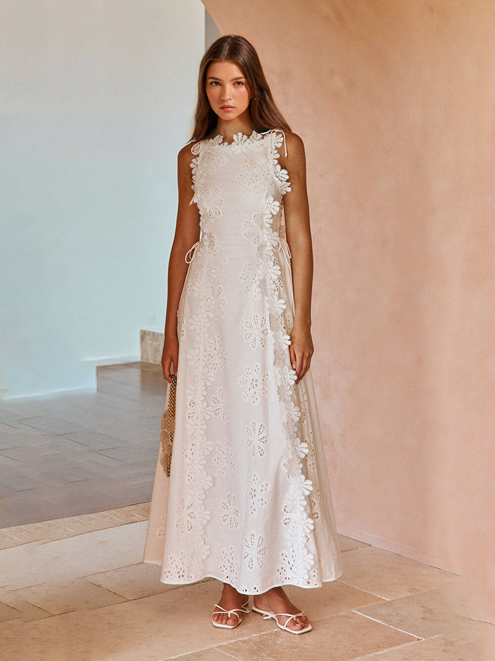 Maxikleid mit zartem Spitzenhaken und Schnürung an den Seiten