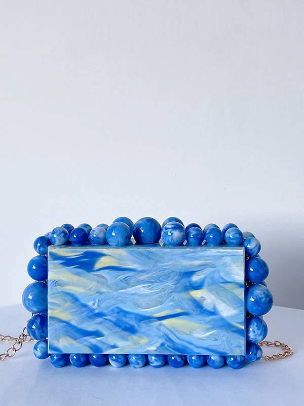 Quadratische Clutch mit Perlen