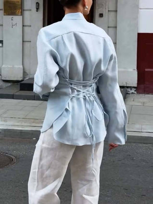 Ensemble chemise minimaliste à col montant et ruban à lacets dans le dos et pantalon large