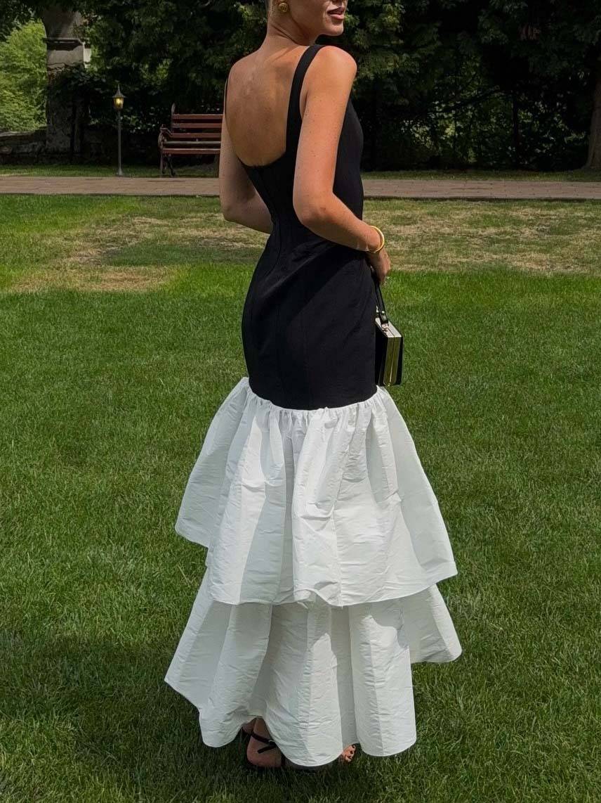 Maxikleid mit farblich abgesetztem, quadratischem Kragen, zweilagigem Sling-Kleid und Rüschen