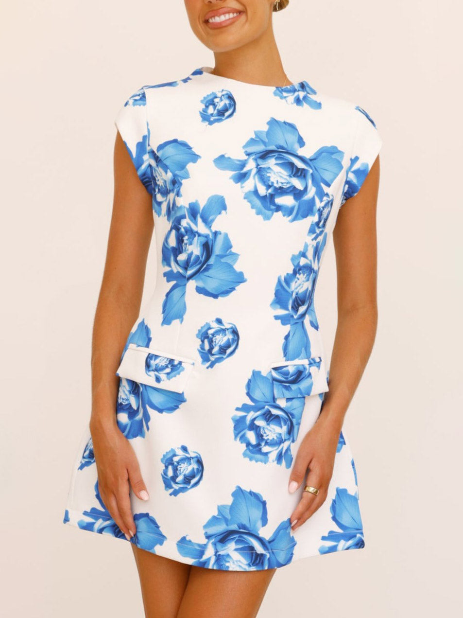 Elegantes hochgeschlossenes blaues Minikleid mit Blumenmuster