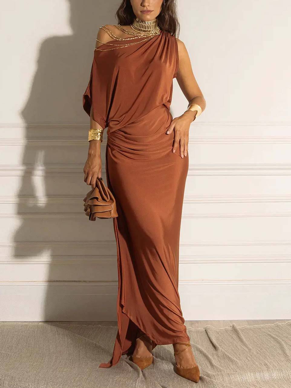 Robe longue plissée à col oblique et épaules dénudées