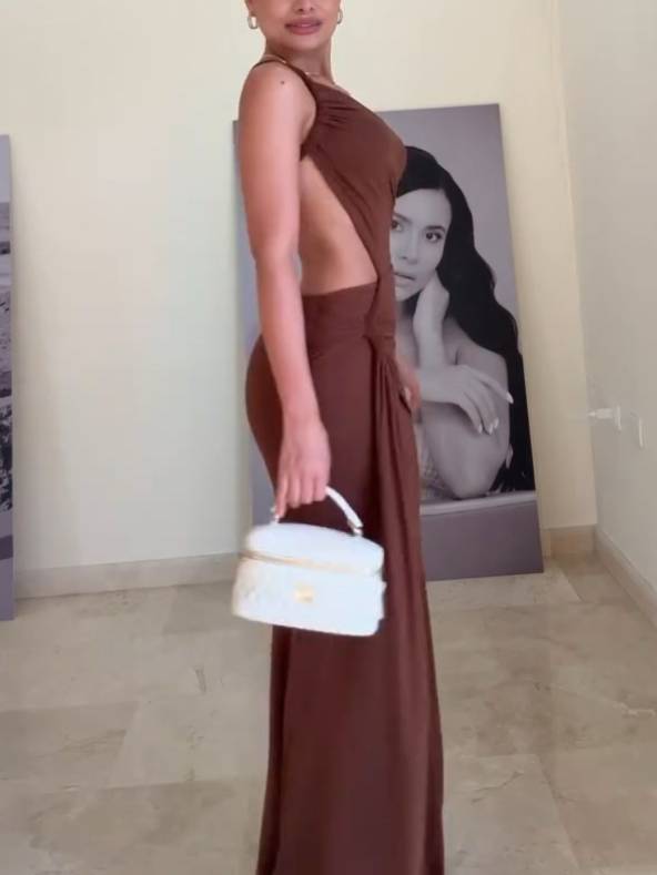 Robe longue dos nu à taille creuse et design asymétrique unique