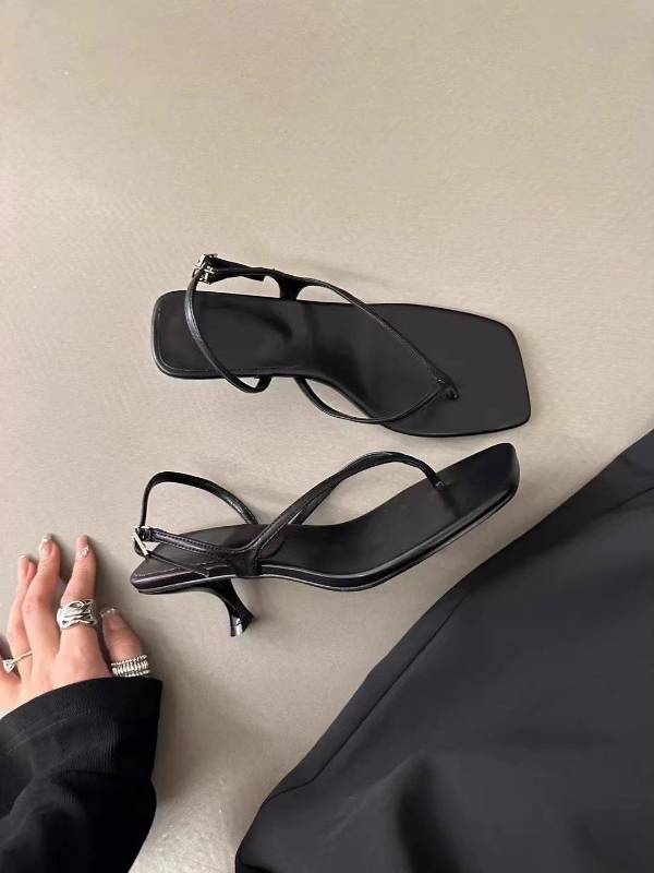 Minimalistische Sandalen mit hohen Absätzen