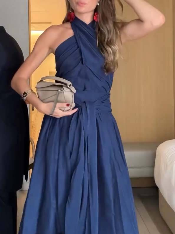 Haut à col licou croisé et jupe à lacets