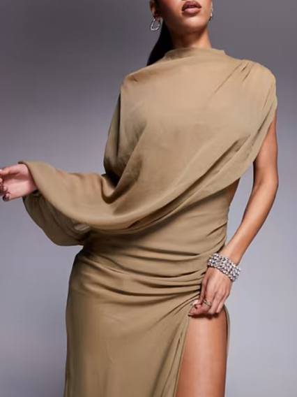 Asymmetrisches Maxikleid mit Plissee und Schlitz vorne