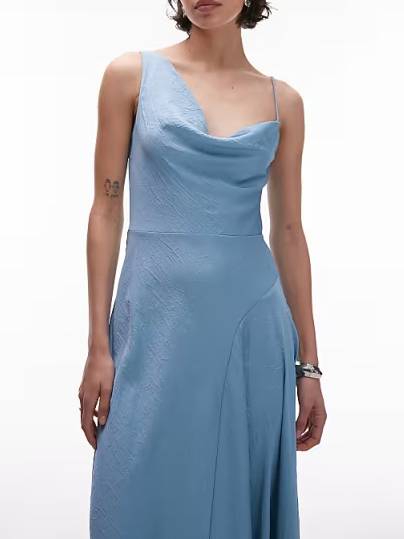 Robe à col évasé et ourlet irrégulier