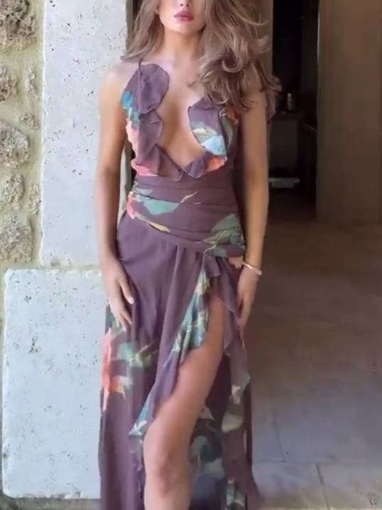 Kleid mit tiefem V-Ausschnitt und Schlitz vorne