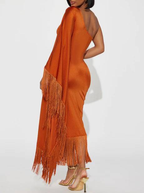 Robe mi-longue à épaules dénudées et à une manche avec pompons