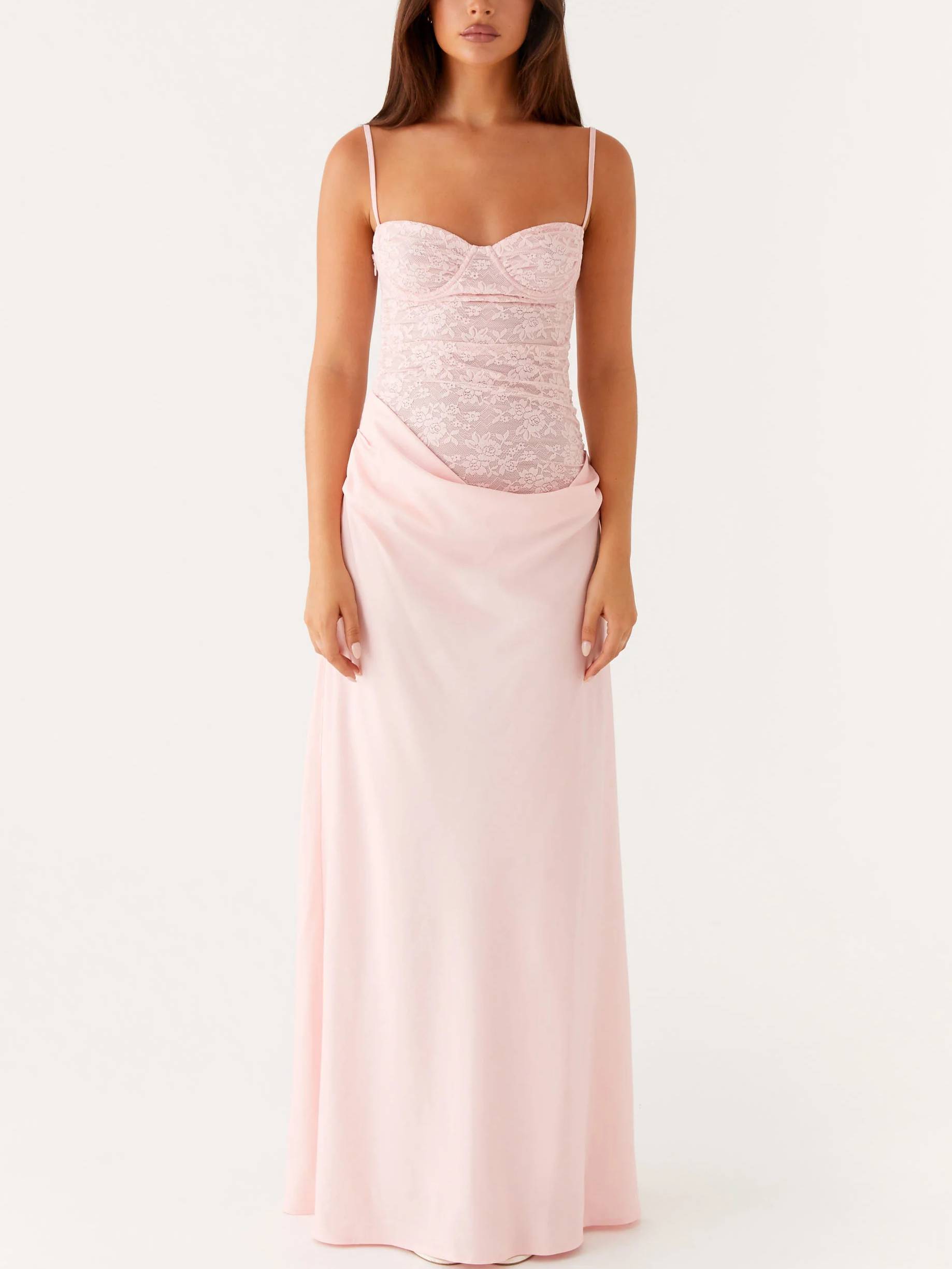 Schmal geschnittenes Maxi-Sling-Kleid mit Spitzenspleiß und Faltenrock