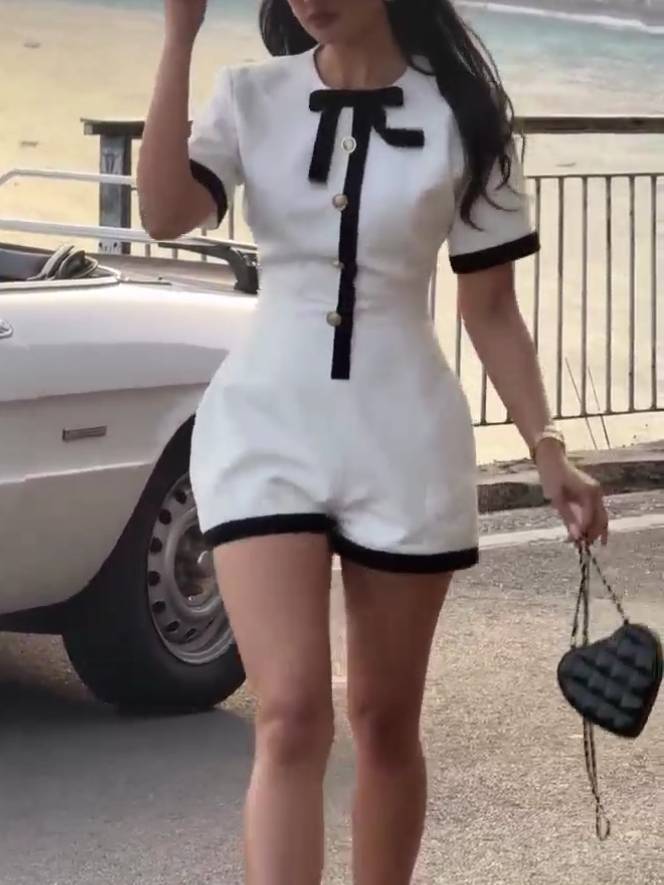 Combinaison élégante à contraste de couleurs noir et blanc