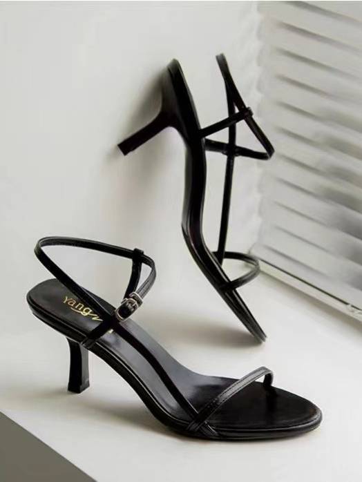 Sandales minimalistes à talons hauts et fines brides
