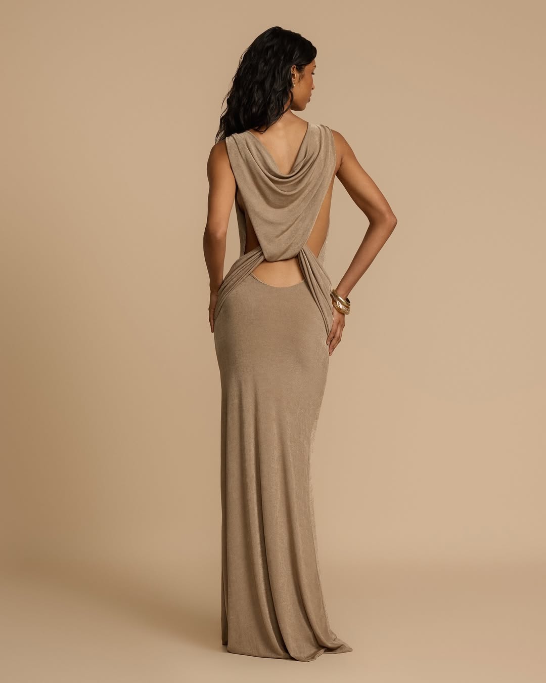 Robe longue plissée unique à dos drapé