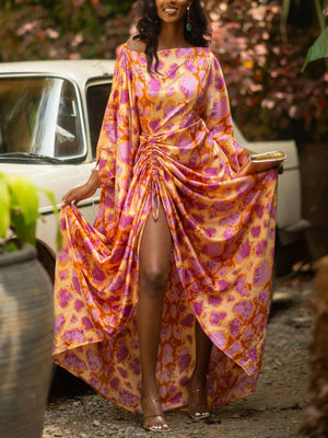 Gerüschtes Maxikleid mit hohem Schlitz und lebendigem abstraktem Print