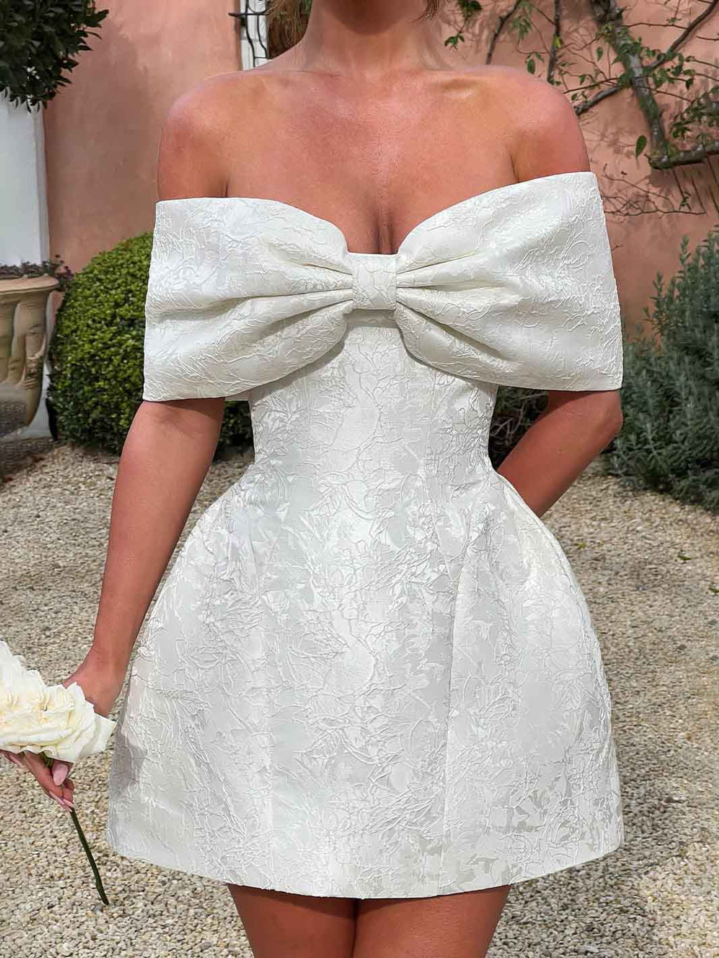 Robe mini élégante en jacquard à épaules dénudées et nœud