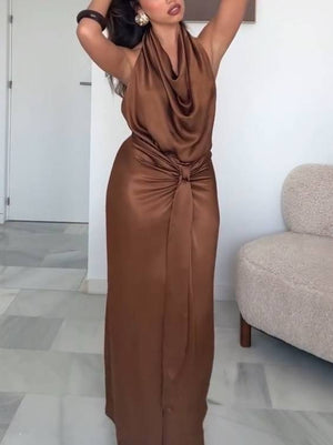 Robe fendue à col évasé