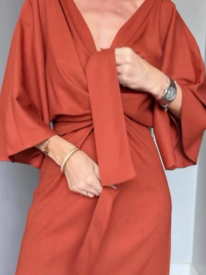 Kleid mit Fledermausärmeln und Schnürung