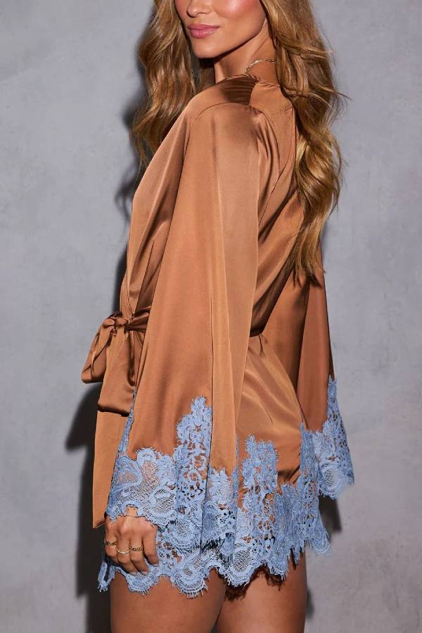 Joyful Bond – Kimono-Minikleid in Kontrastfarbe mit Satin-Spitzenbesatz und Glockenärmeln zum Binden