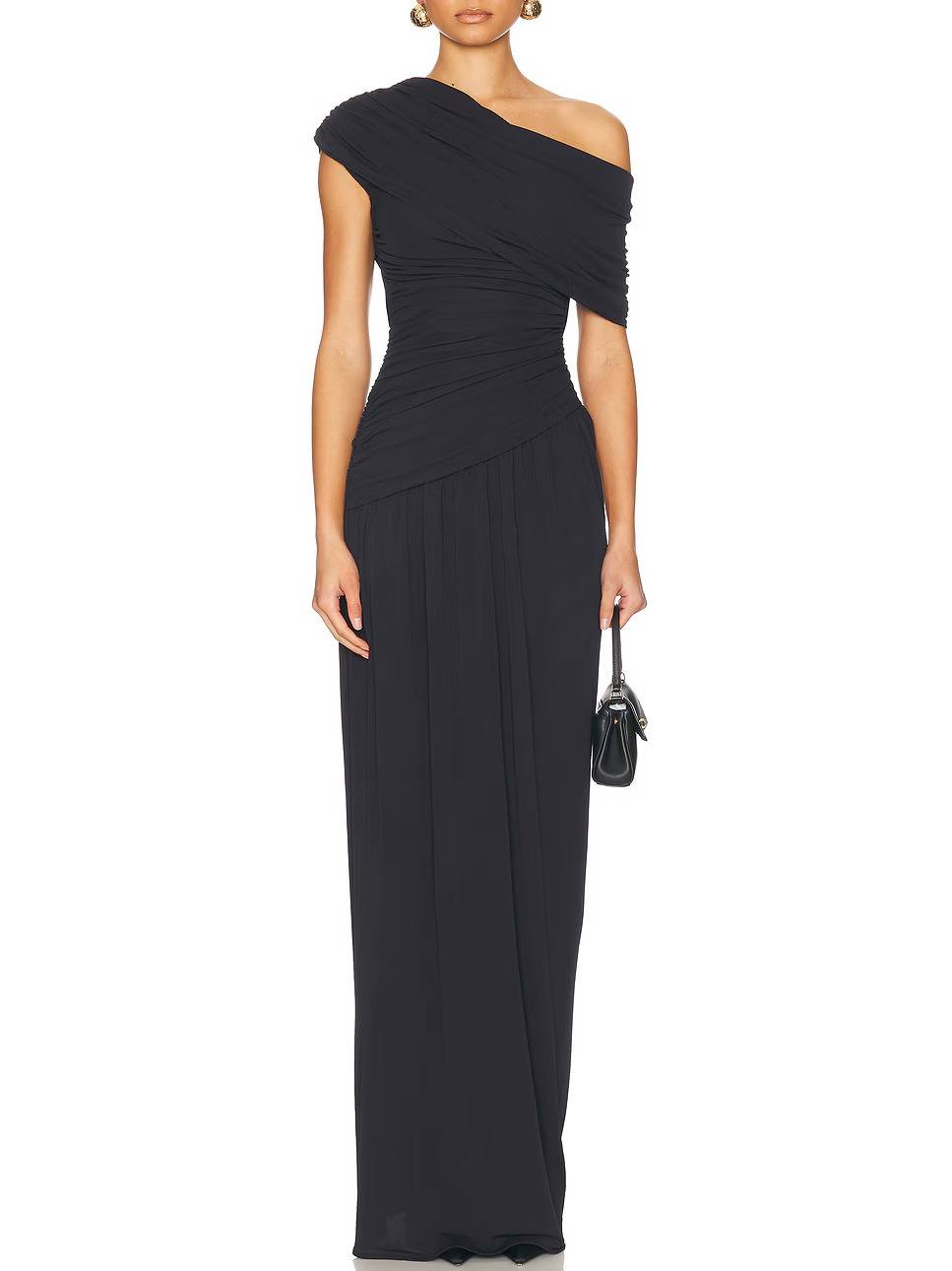 Robe longue plissée à épaules dénudées et coupe ajustée