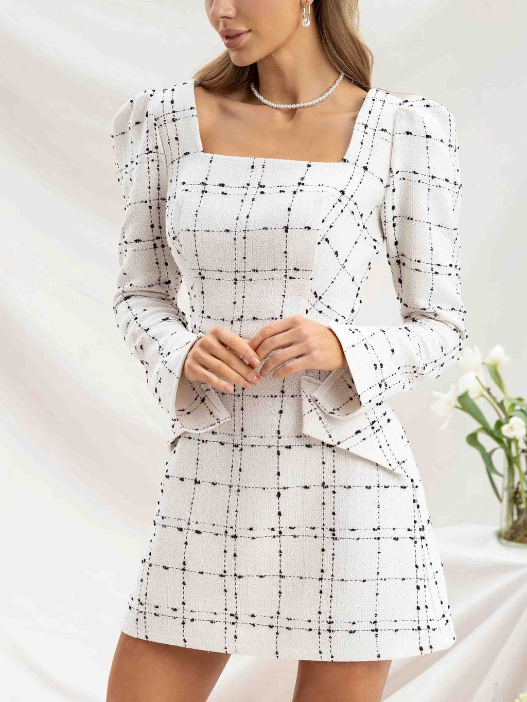 Elegantes Tweed-Minikleid mit Gittermuster und quadratischem Ausschnitt