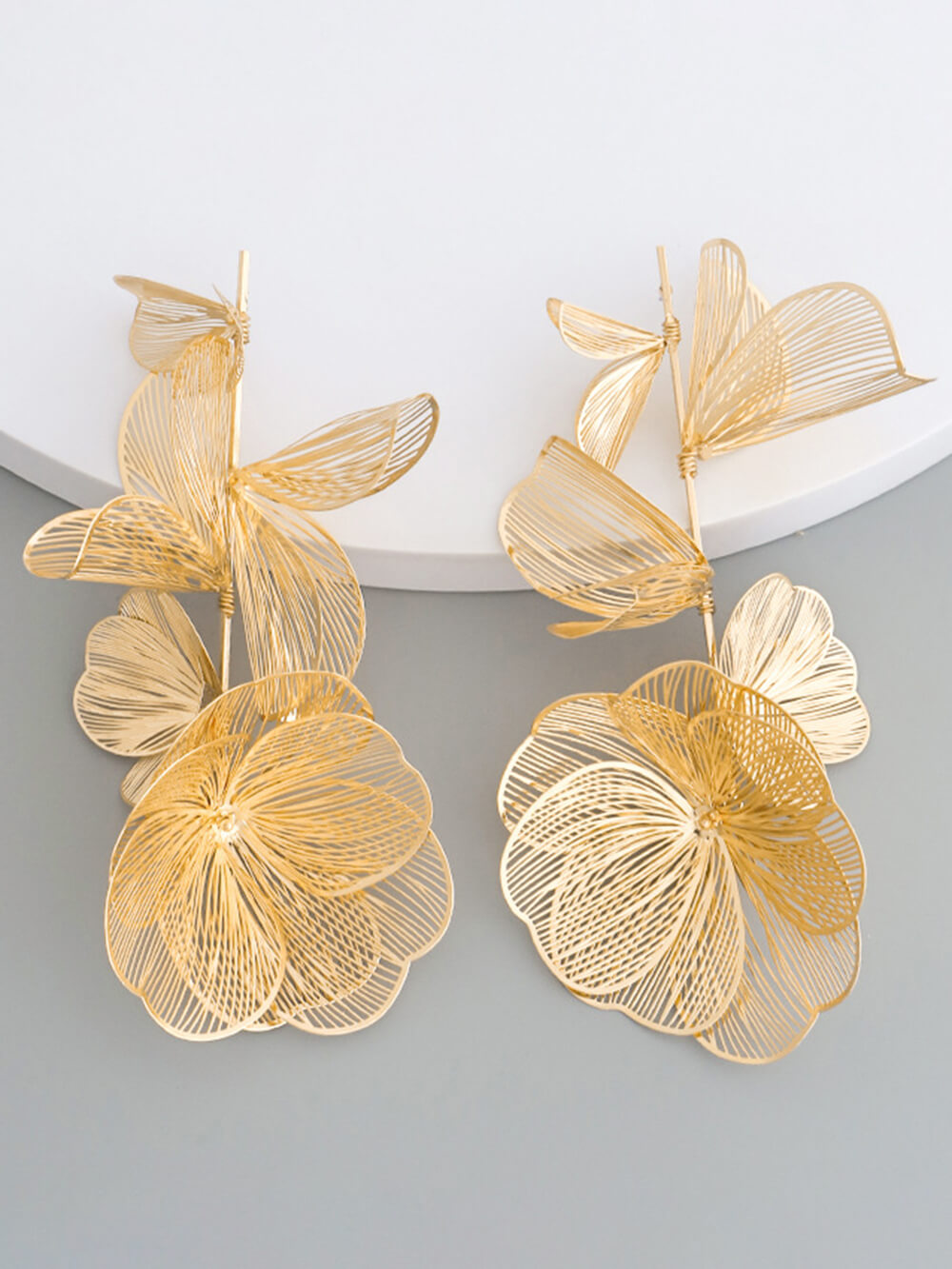 Boucles d'oreilles à fleurs creuses exagérées au design rétro