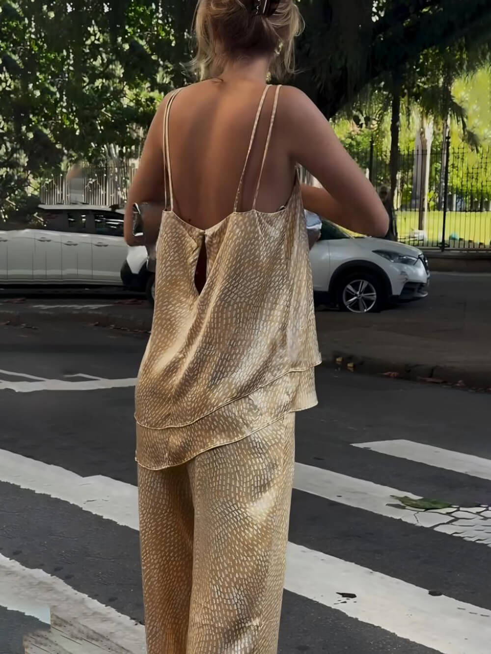 Einzigartige Hose aus fließendem Satin mit künstlerischem Druck und weitem Bein und elastischer Taille