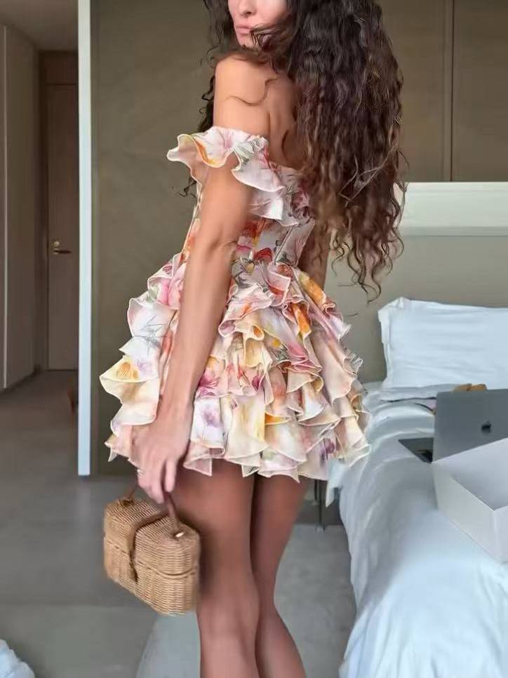 Schulterfreies Minikleid mit Blumenmuster und Rüschen