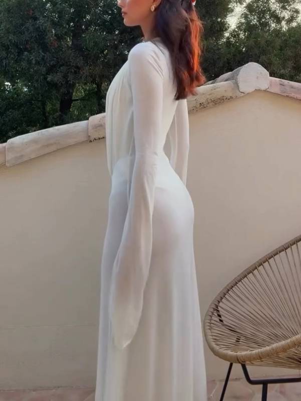 Halbtransparentes Maxikleid mit tiefem V-Ausschnitt und langen Ärmeln